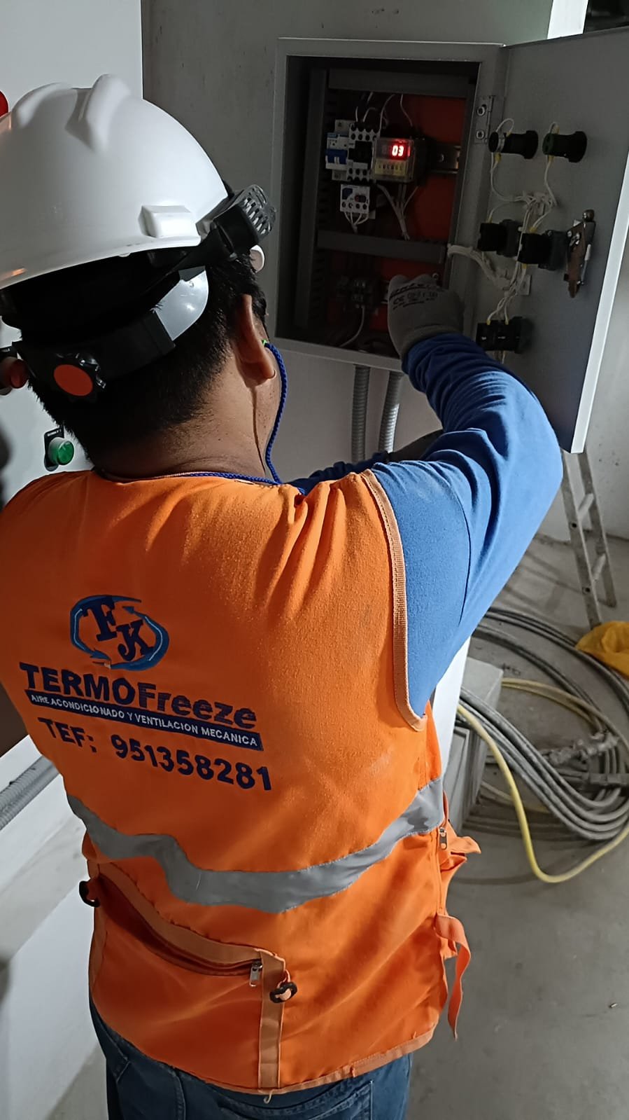 mujer comiendo pizza